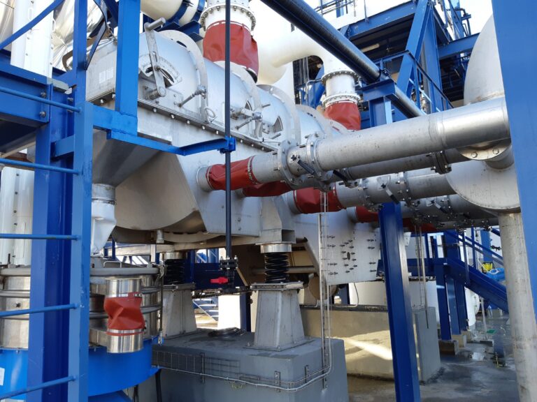 Vibrating fluid bed dryer-cooler for soluble fertilizers