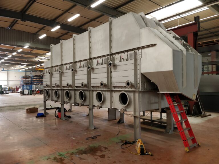 Fluid bed cooler for sugar