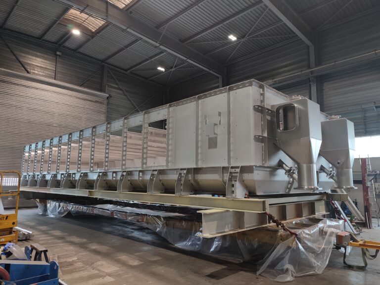 COMESSA - Lit fluidisé statique à échangeurs en atelier_Vue du haut / Static fluid bed dryer in workshop