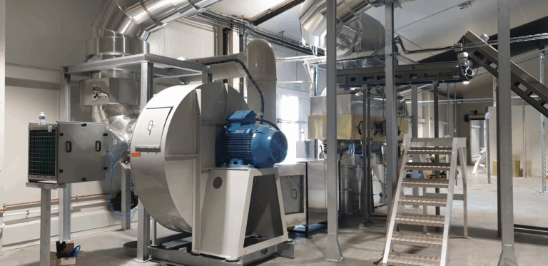 Vibrating fluid bed dryer for larvaes